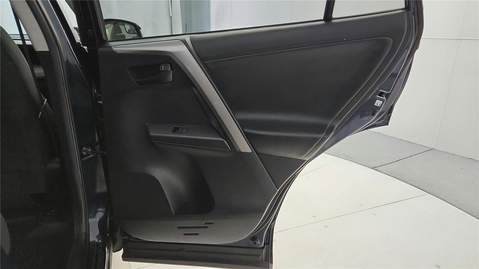 Used 2018 Toyota RAV4 LE image 31