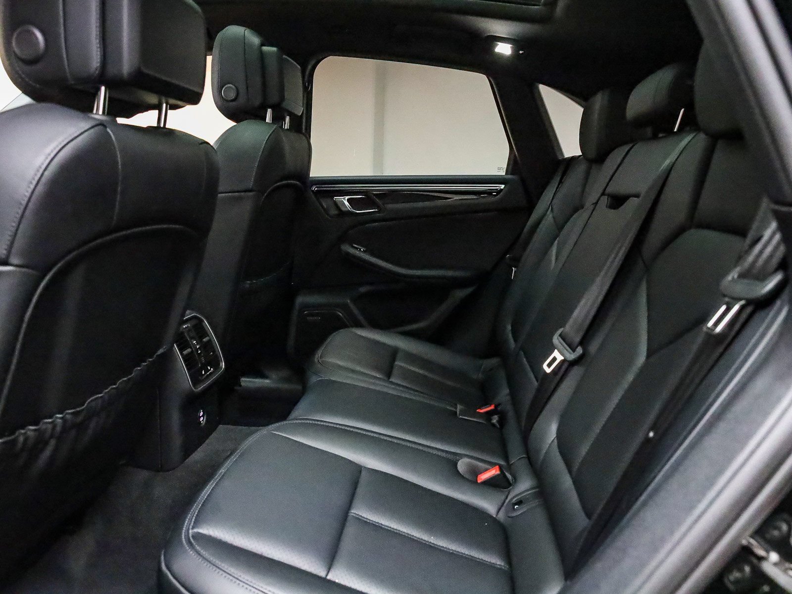 Certified 2025 Porsche Macan Turbo AWD/4WD image 23