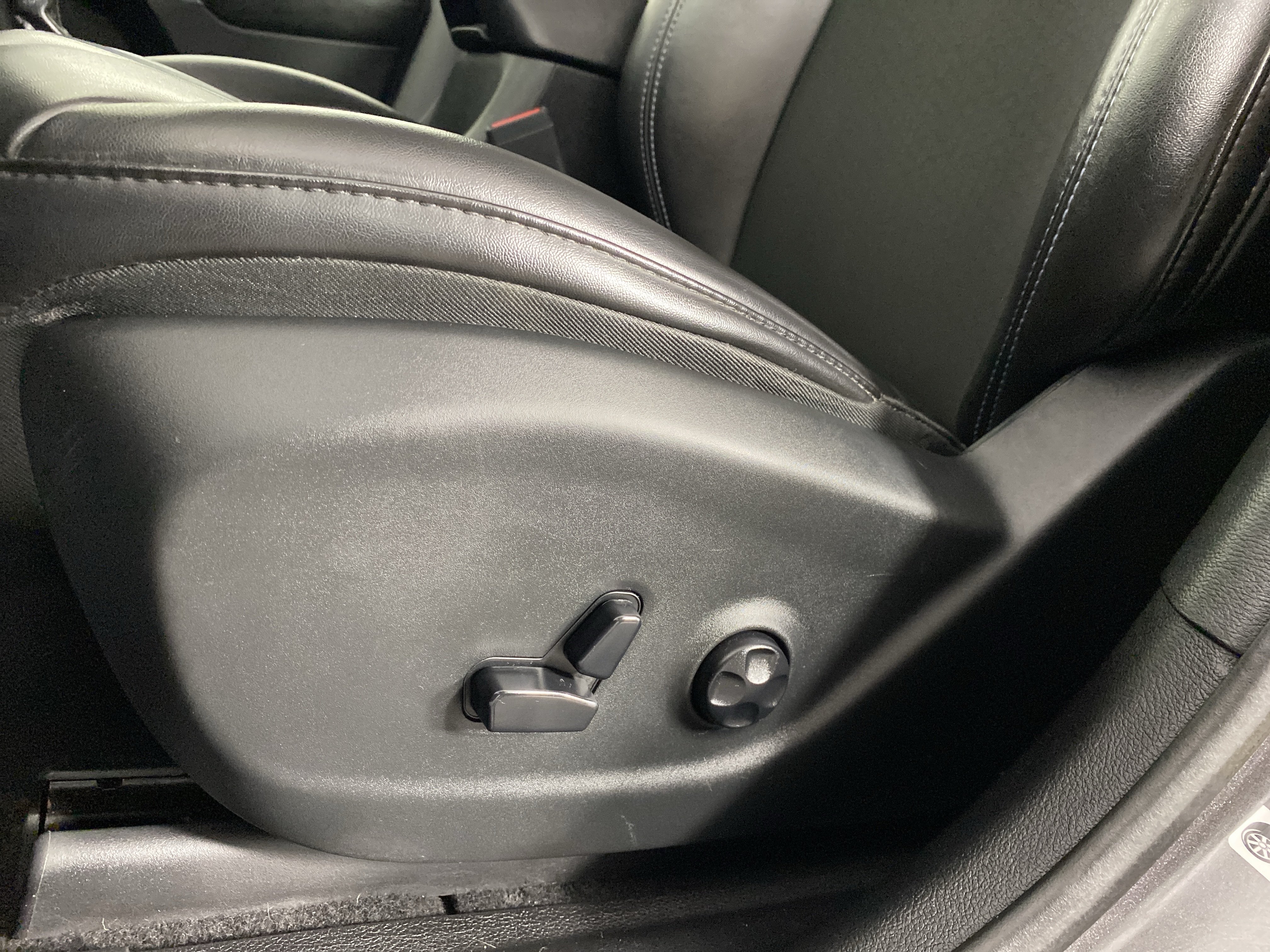 Used 2019 Jeep Cherokee Latitude Plus AWD/4WD image 16