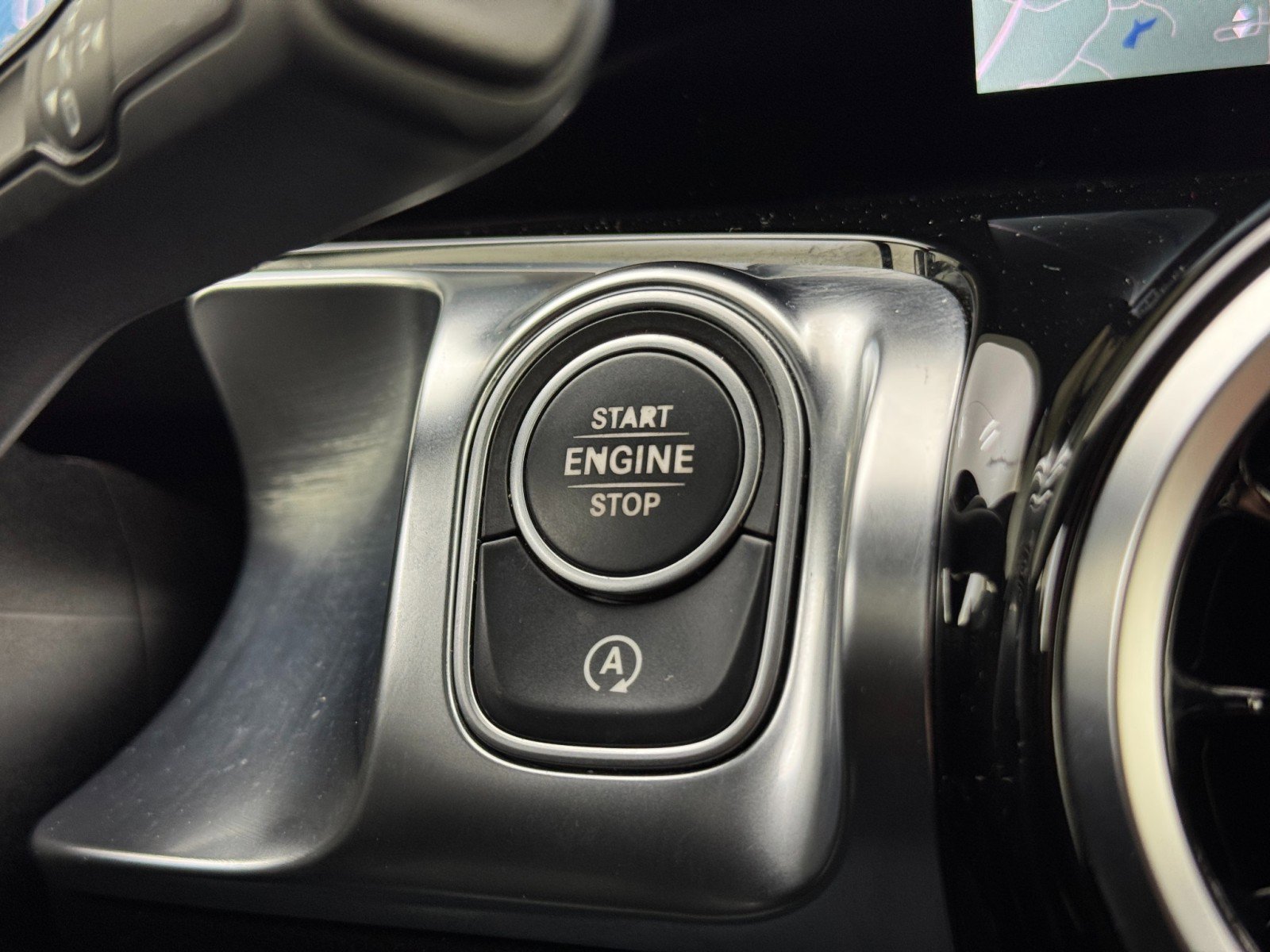 Used 2020 Mercedes-Benz GLB 250 4MATIC w/ Premium Package image 23