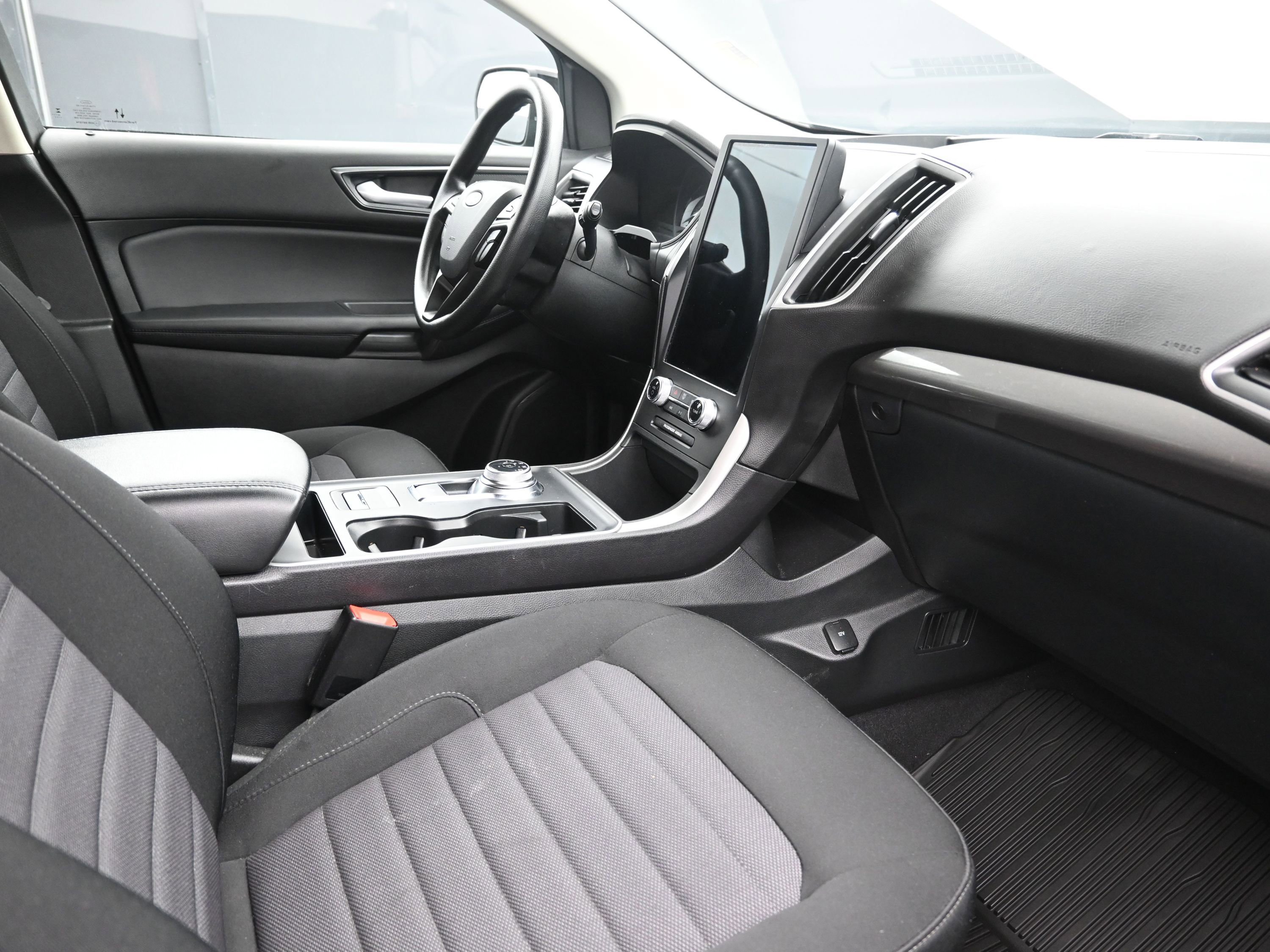 Used 2024 Ford Edge SE w/ Black Appearance Package image 25
