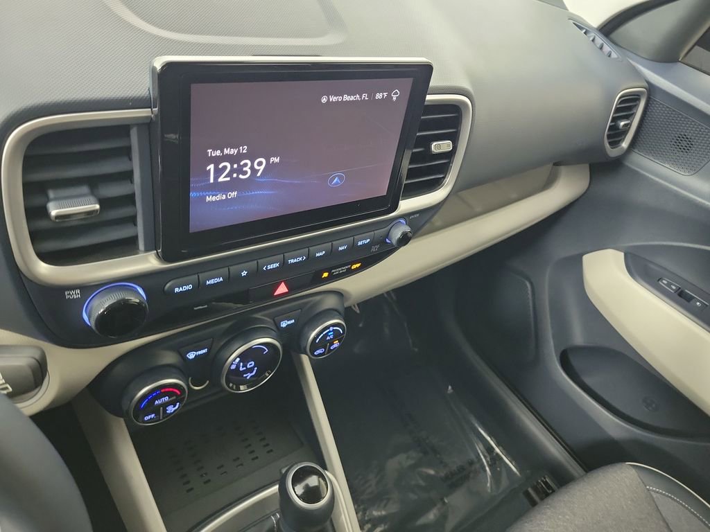 Used 2024 Hyundai Venue Limited FWD image 15