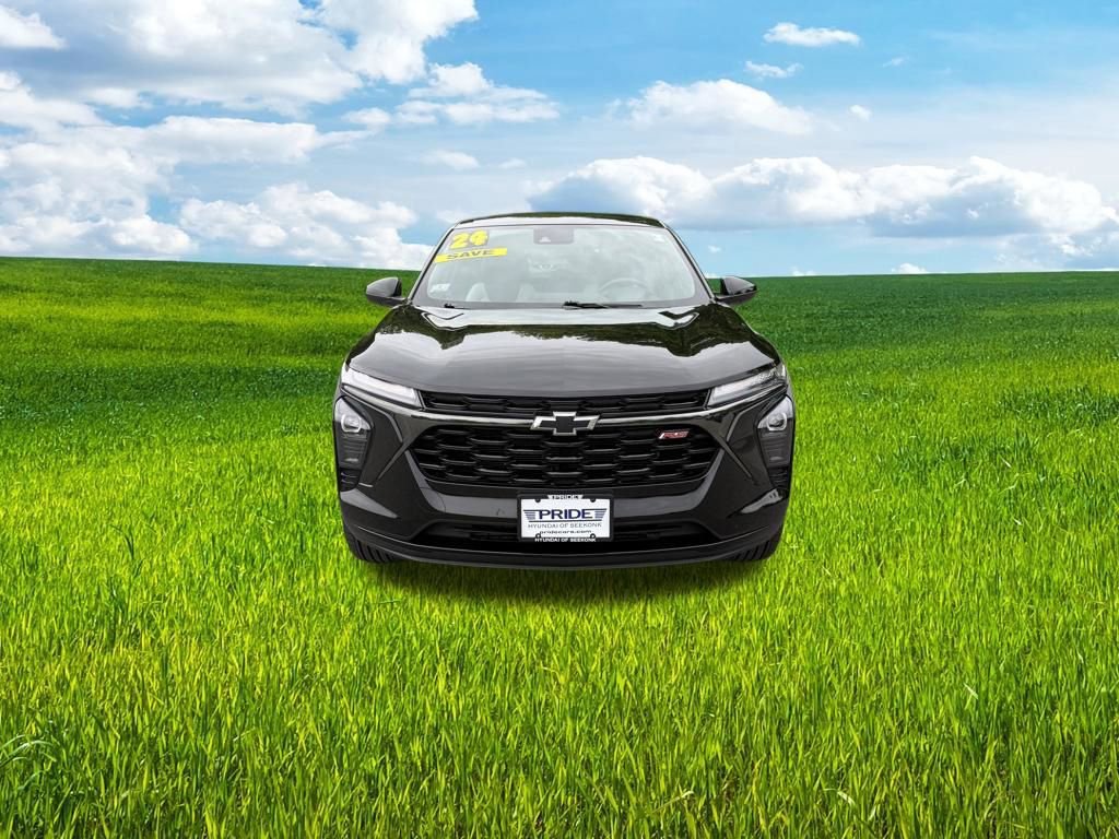 Used 2024 Chevrolet Trax RS w/ Driver Confidence Package FWD image 2