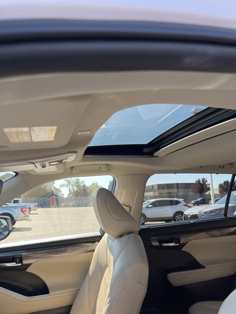 Used 2023 Toyota Highlander Limited FWD image 14
