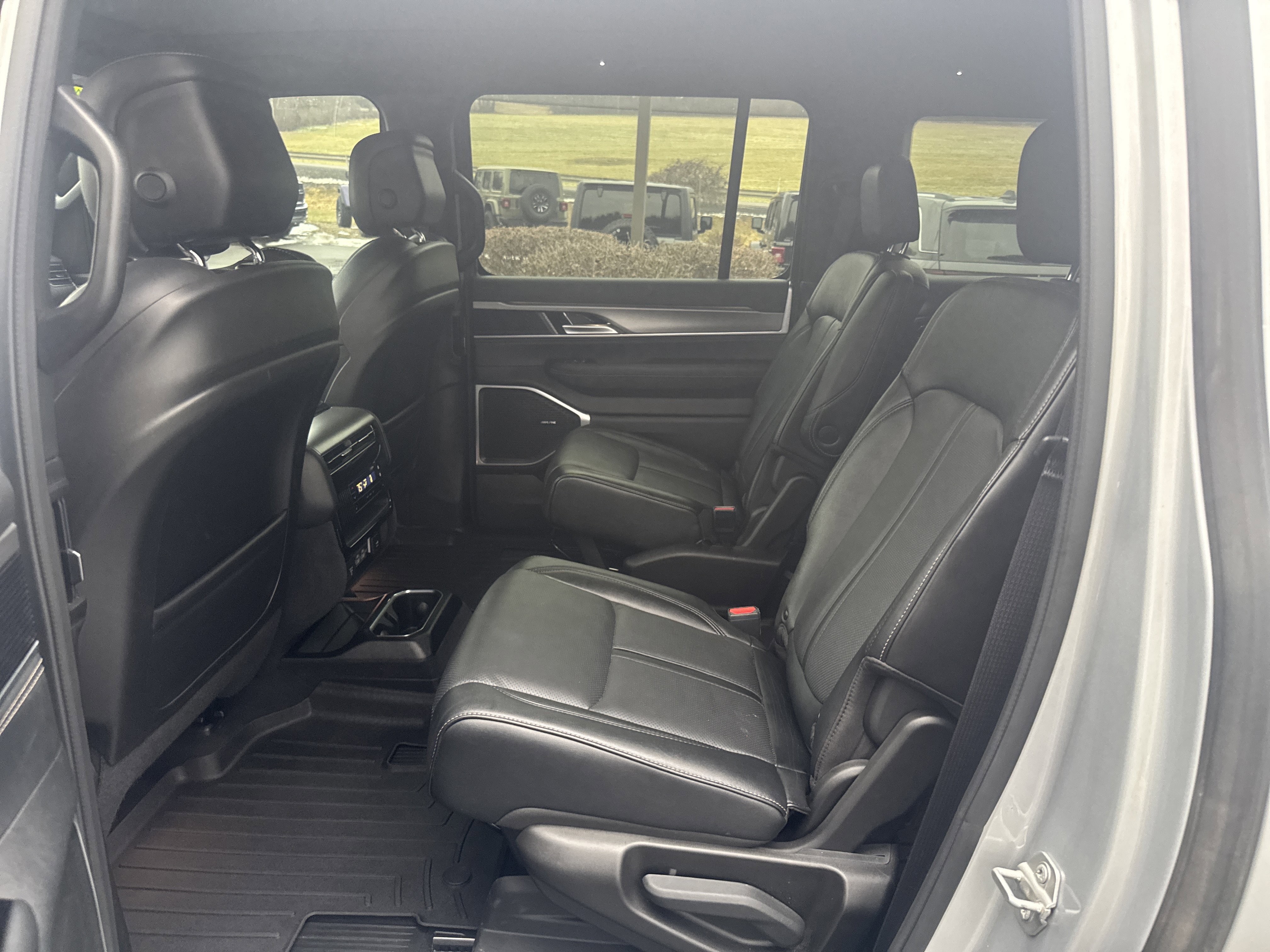 Used 2024 Jeep Wagoneer L Series II image 13