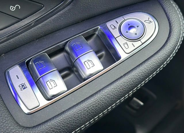 Used 2021 Mercedes-Benz GLC 300 4MATIC image 28