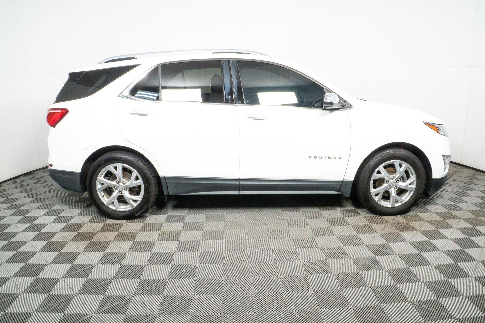 Used 2018 Chevrolet Equinox Premier FWD image 2