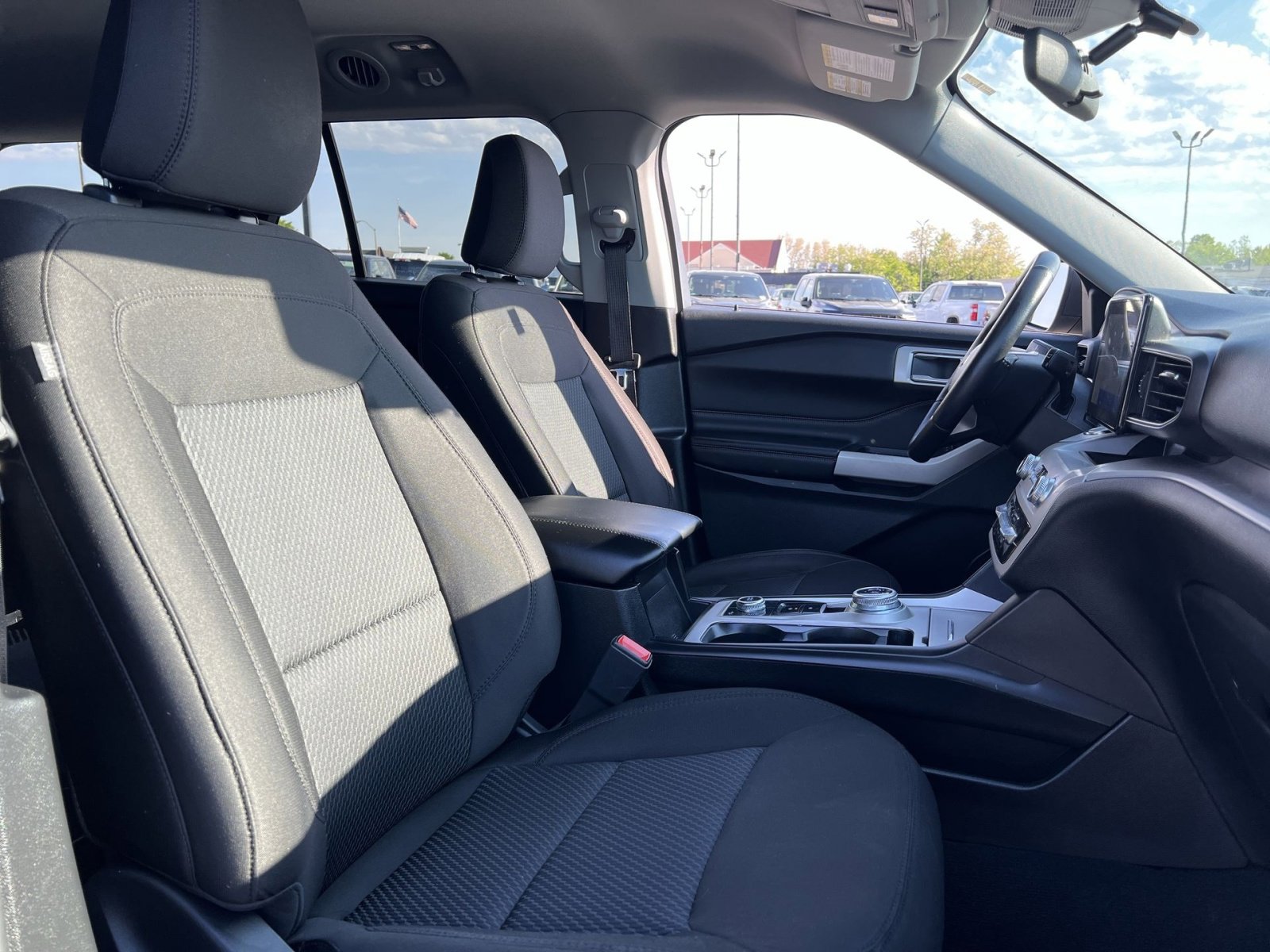 Used 2023 Ford Explorer XLT AWD/4WD image 34
