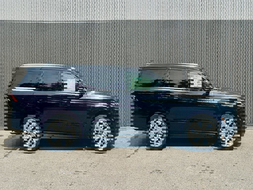 New 2025 Lincoln Navigator Reserve image 7