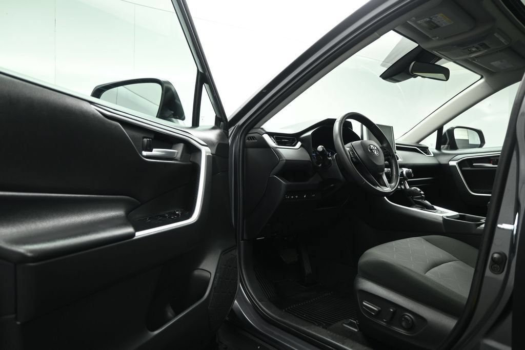 Used 2024 Toyota RAV4 XLE w/ Convenience Package FWD image 7
