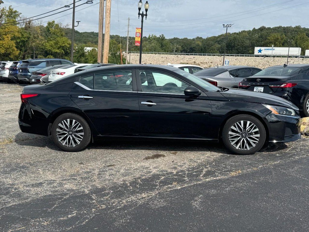 Used 2024 Nissan Altima 2.5 SV FWD image 2