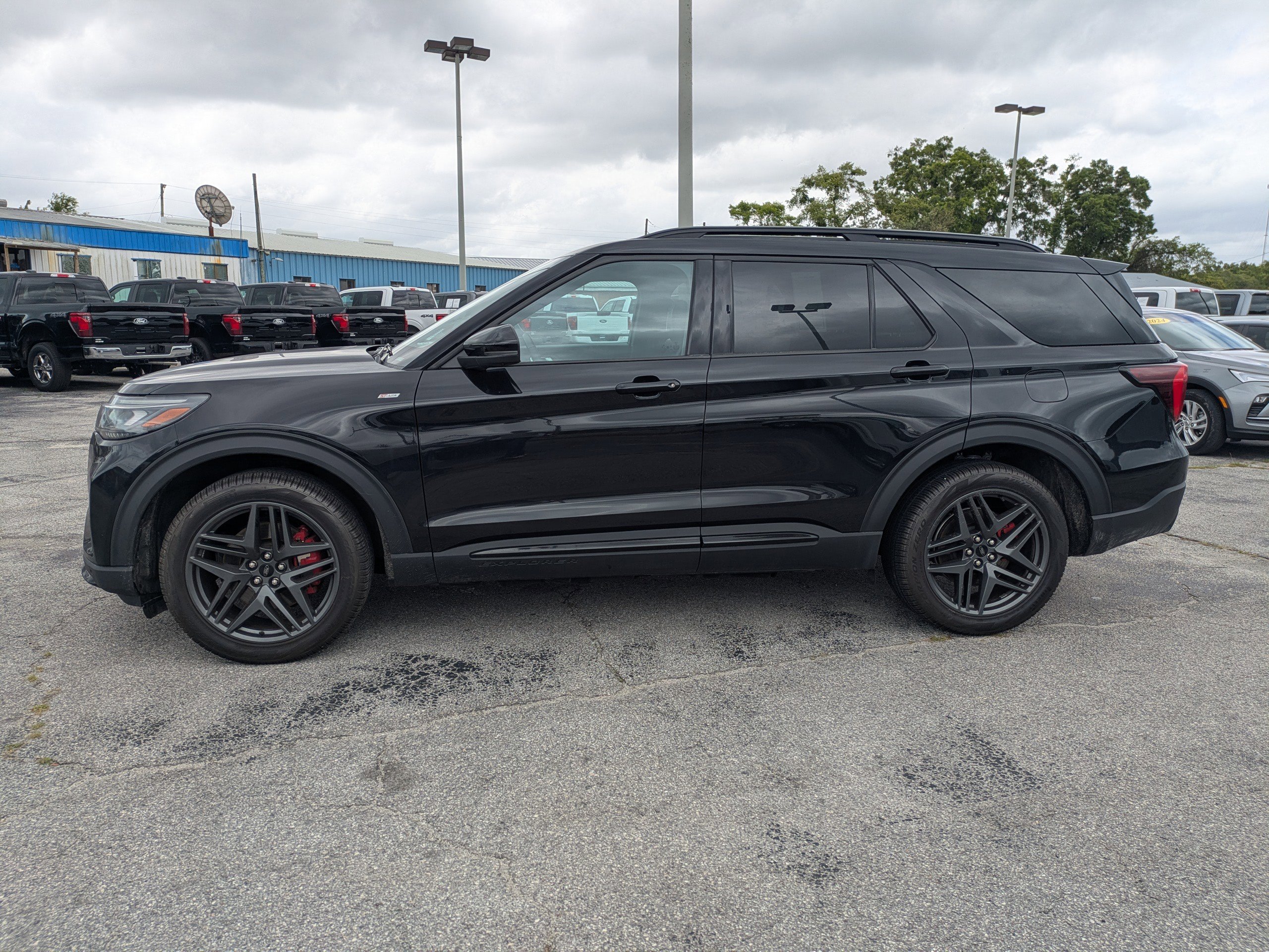 Used 2025 Ford Explorer ST-Line w/ Premium Package image 7