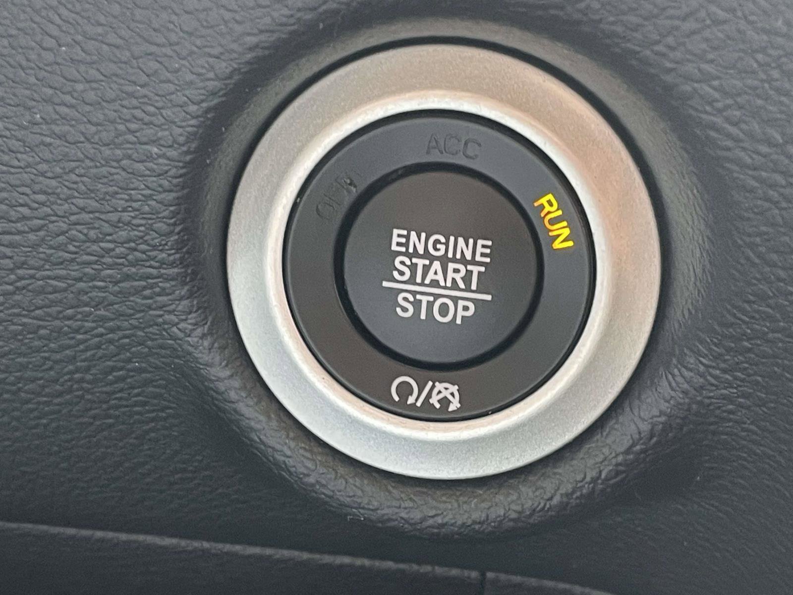 Used 2025 Chrysler Pacifica Select image 20