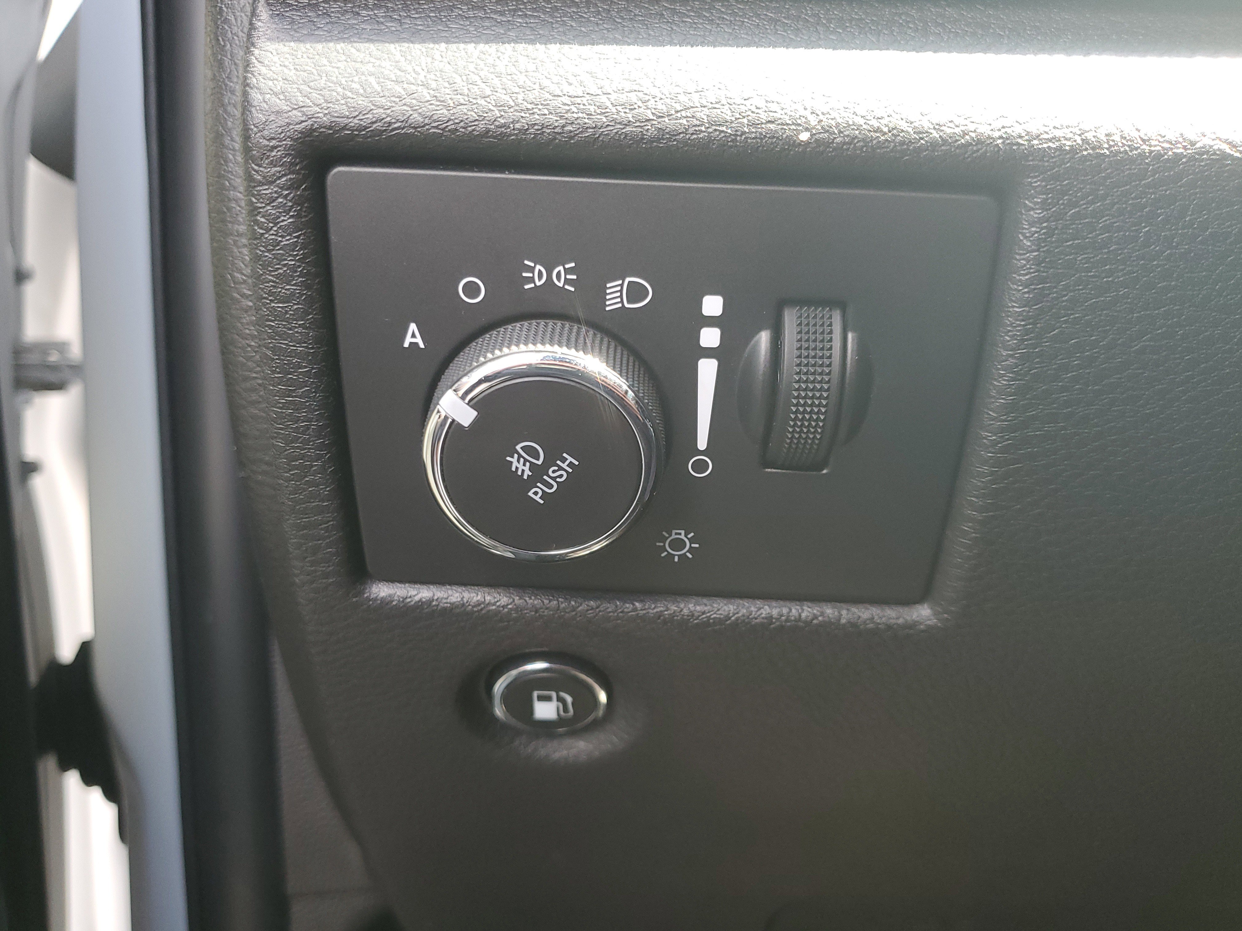 Used 2019 Jeep Grand Cherokee Altitude image 25