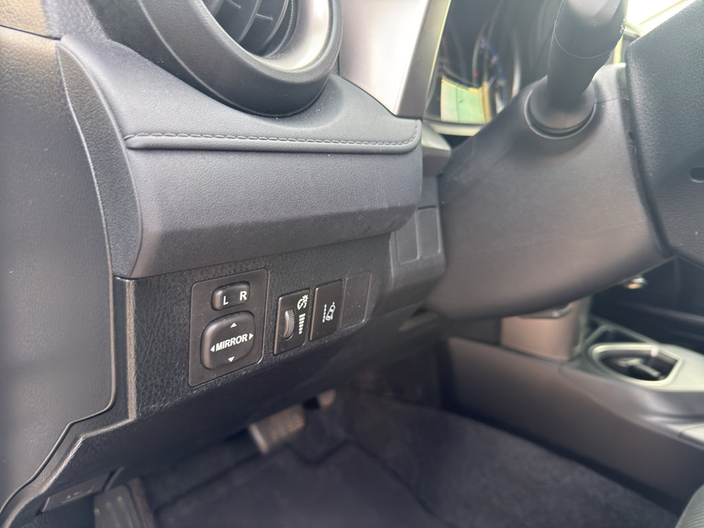 Used 2018 Toyota RAV4 LE FWD image 14