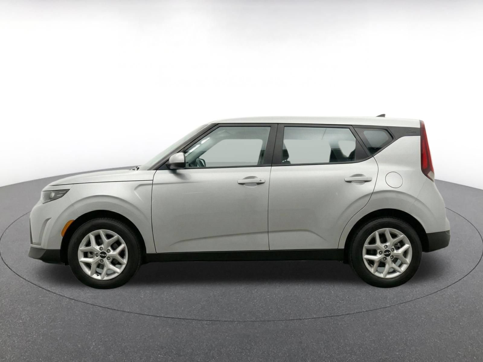 Used 2025 Kia Soul LX w/ LX Technology Package FWD image 4