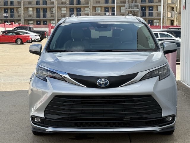 Used 2025 Toyota Sienna XLE FWD image 8