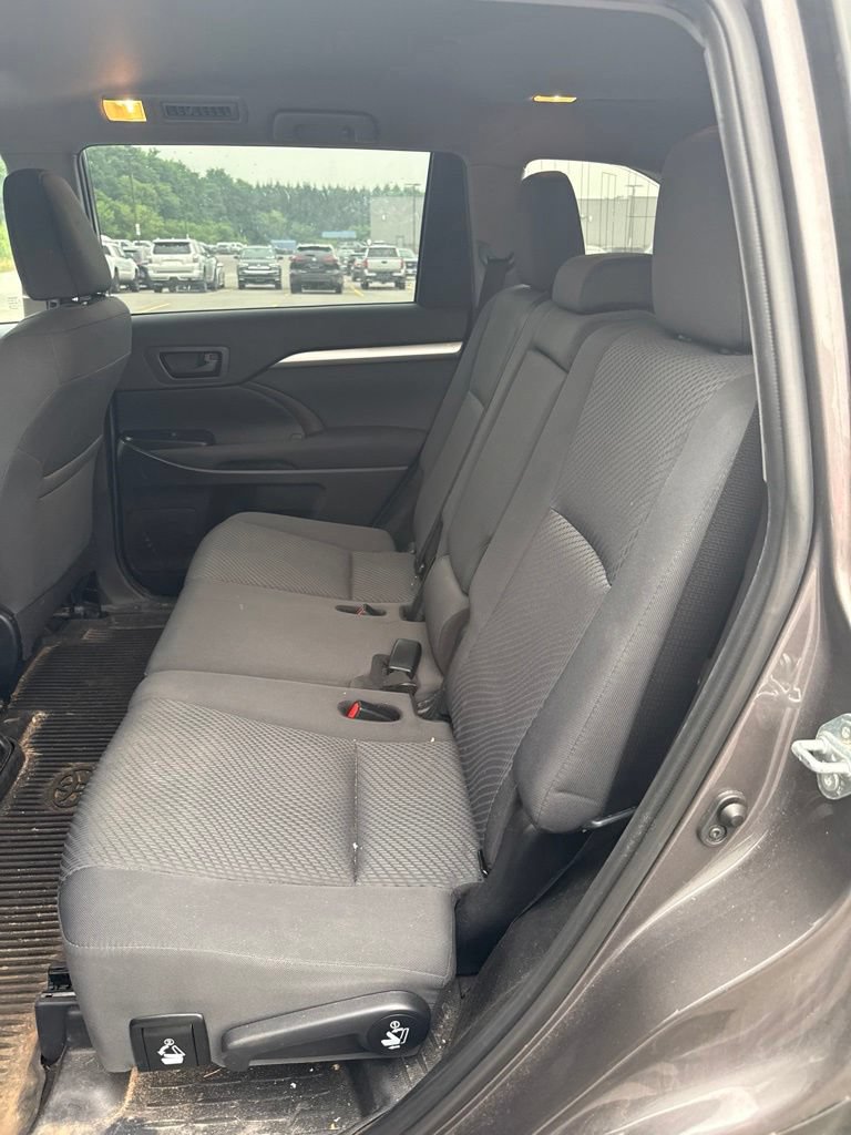 Used 2019 Toyota Highlander LE AWD/4WD image 14