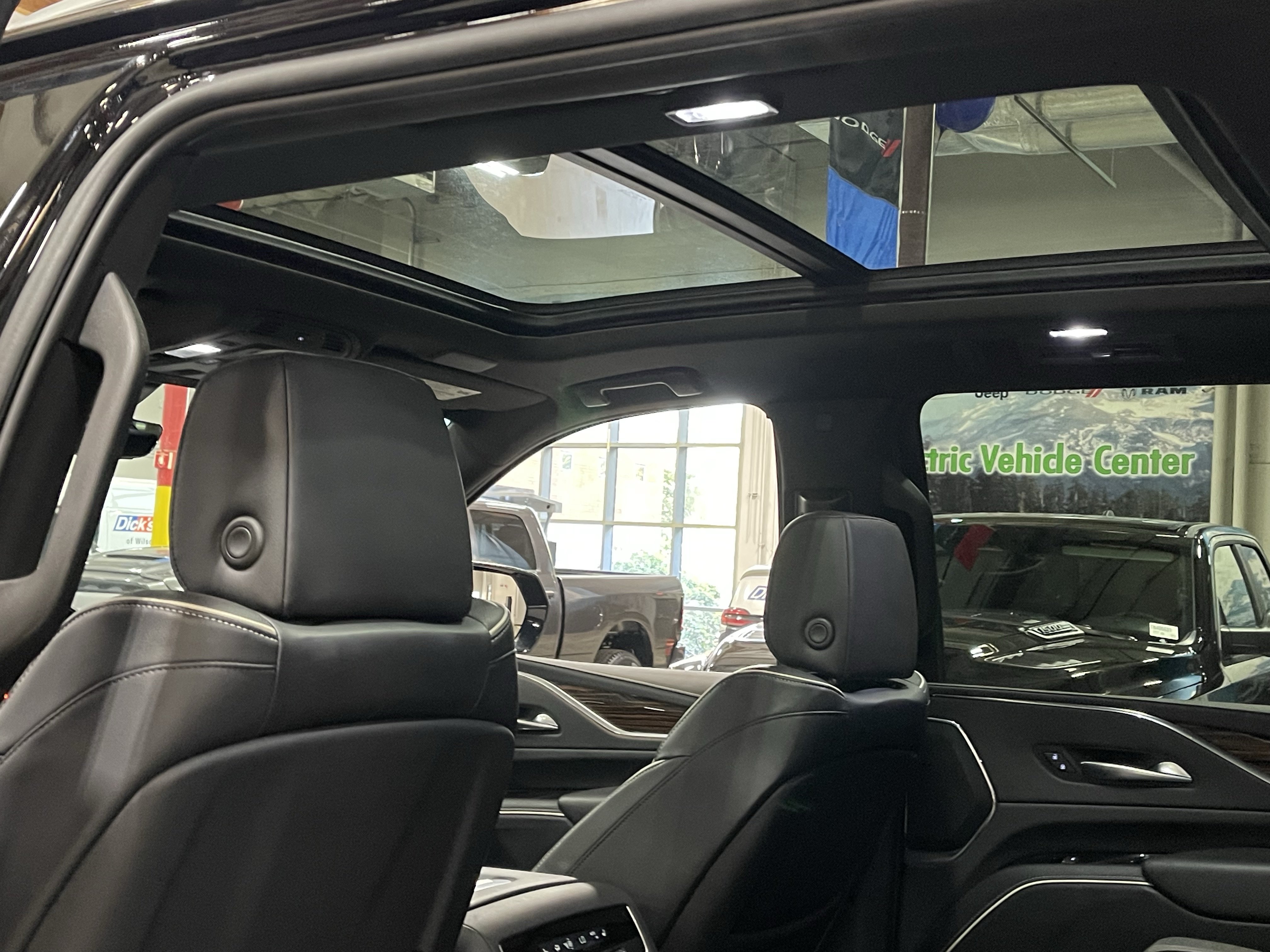 Used 2023 Cadillac Escalade ESV Premium Luxury AWD/4WD image 16