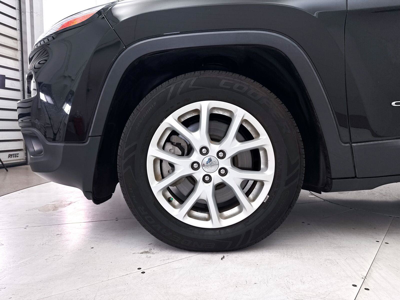 Used 2017 Jeep Cherokee Latitude w/ Comfort & Sound Group FWD image 4