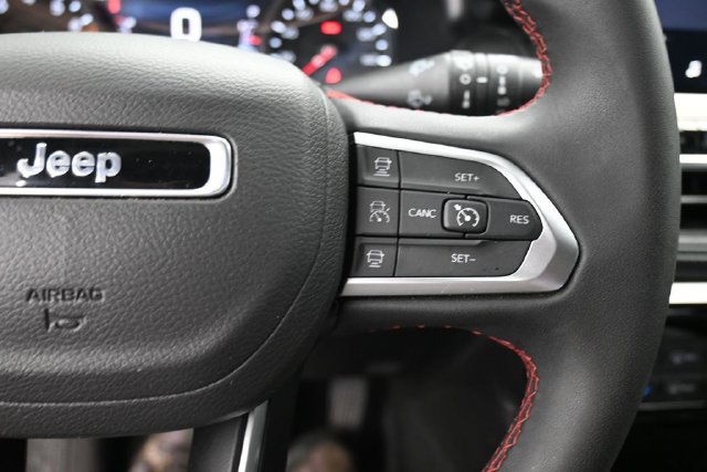 Used 2025 Jeep Compass Trailhawk AWD/4WD image 38