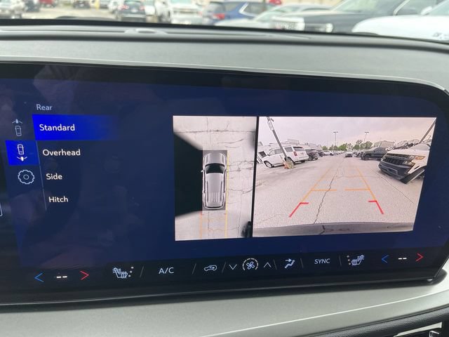 Used 2025 Chevrolet Traverse LT w/ Driver Confidence Package FWD image 17