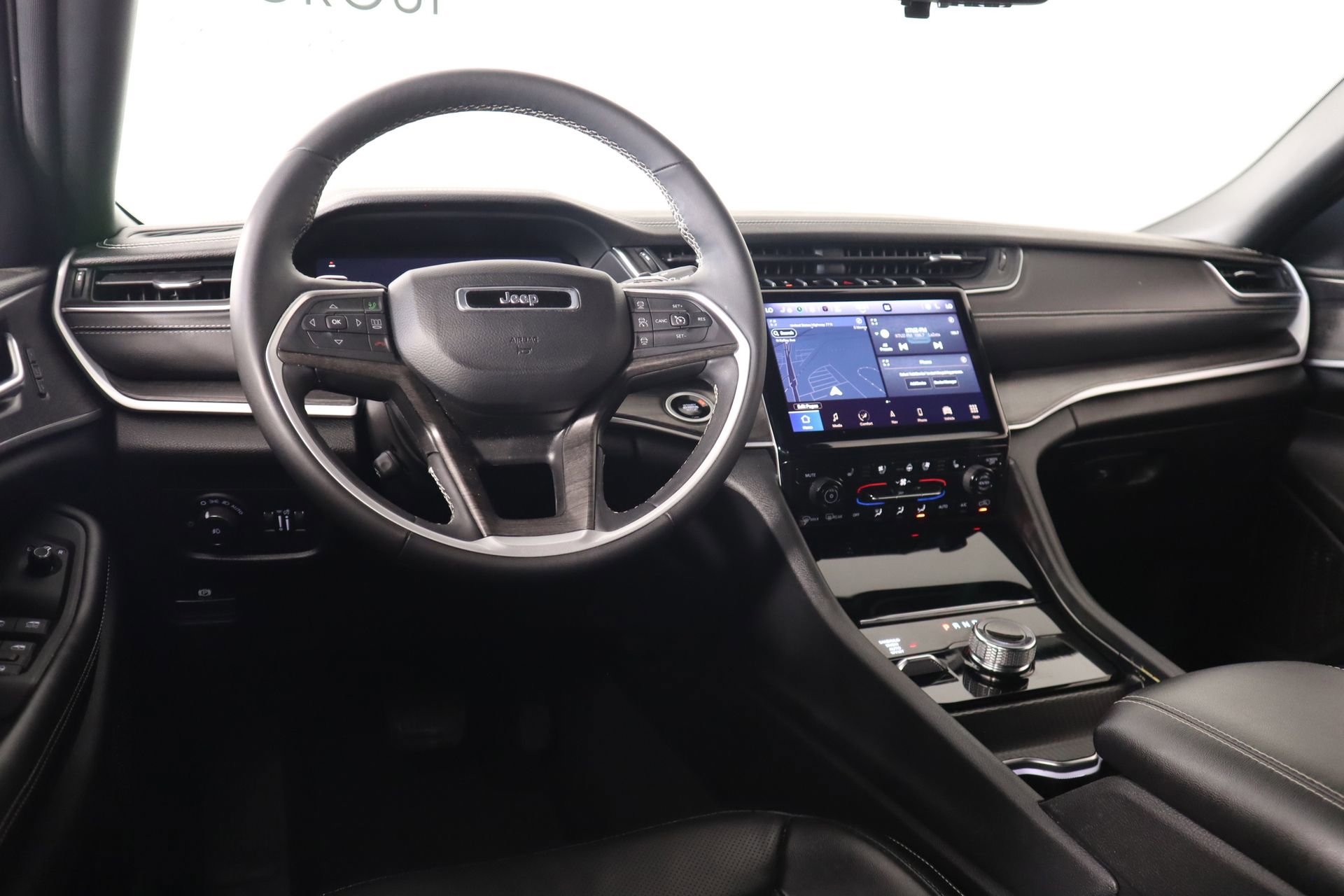 Used 2024 Jeep Grand Cherokee L Limited w/ Luxury Tech Group II image 2