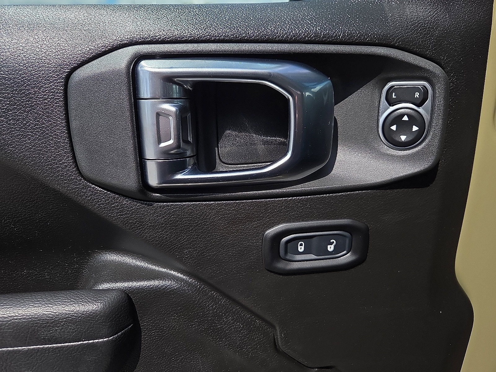 Used 2025 Jeep Gladiator Sport AWD/4WD image 13