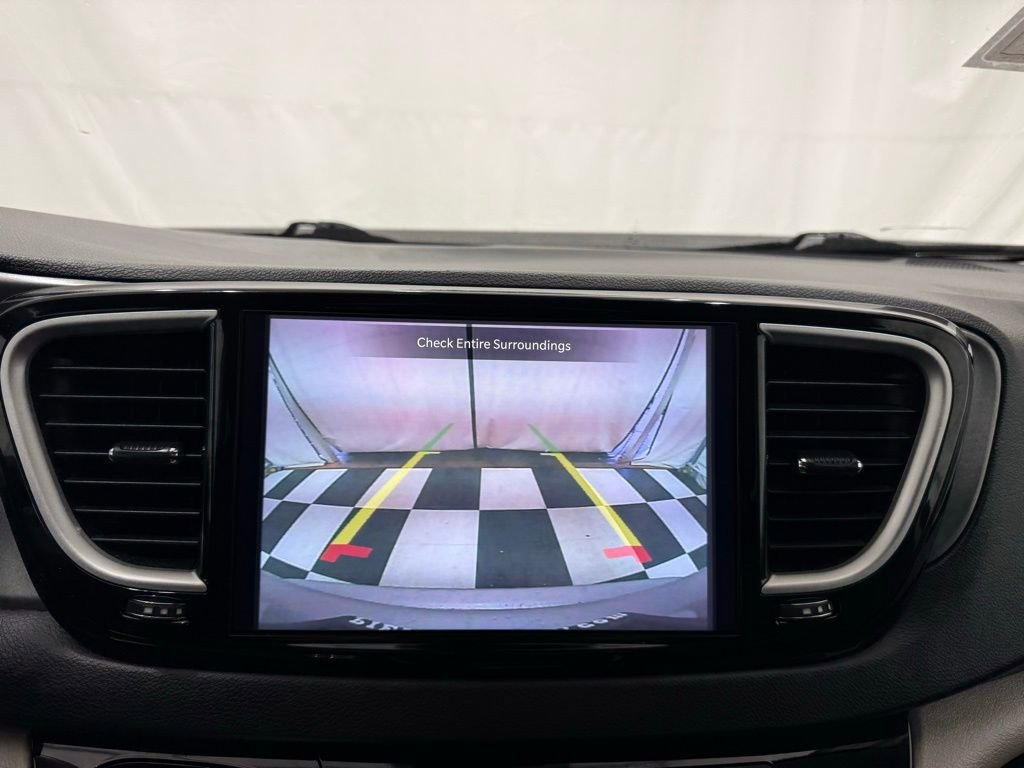 Used 2024 Chrysler Pacifica Touring-L FWD image 38