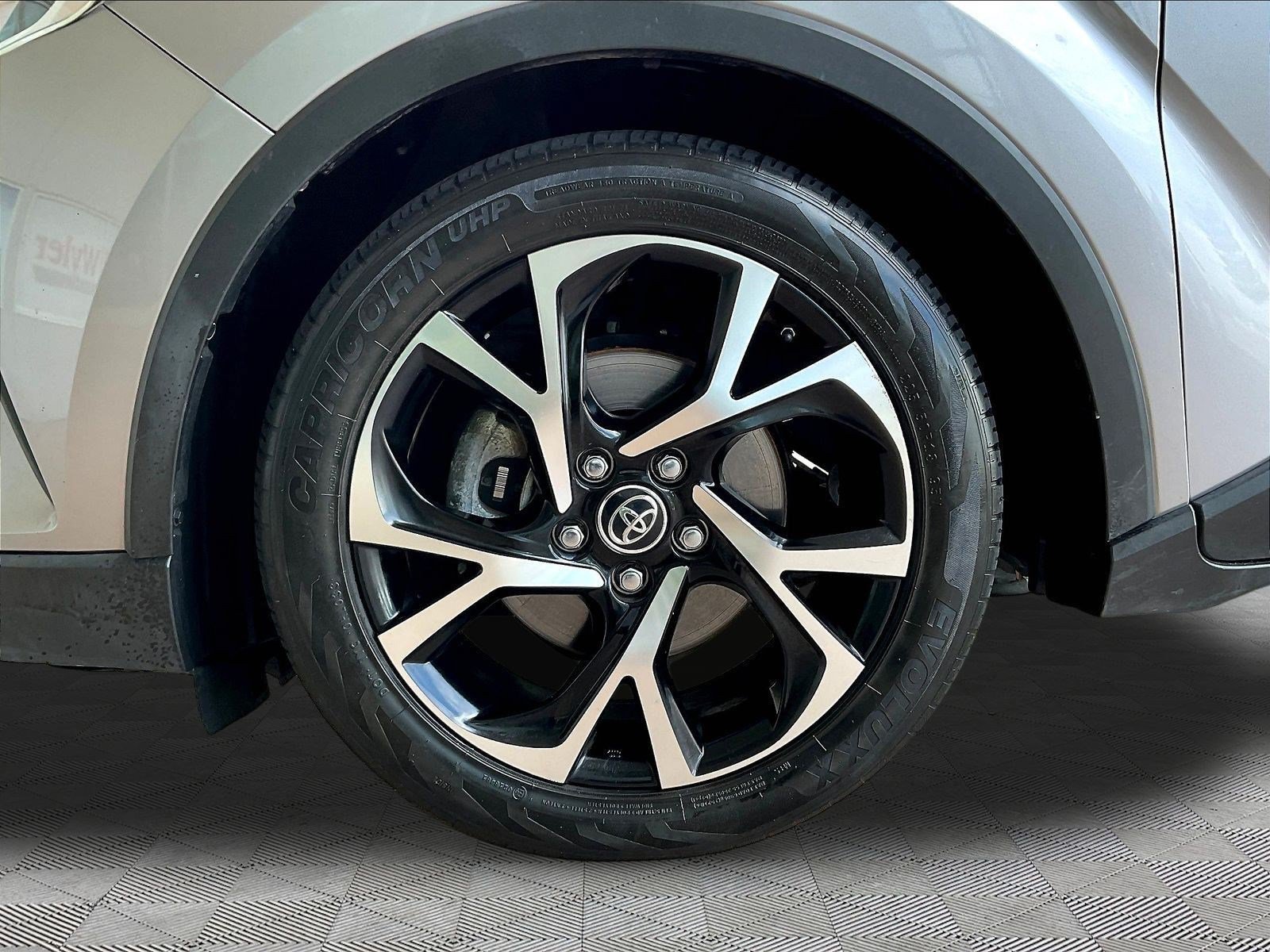 Used 2019 Toyota C-HR Limited FWD image 31