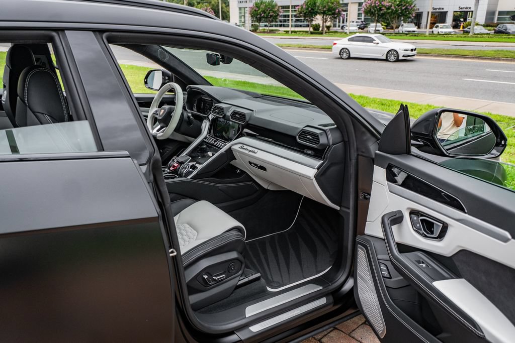 Used 2022 Lamborghini Urus AWD/4WD image 35