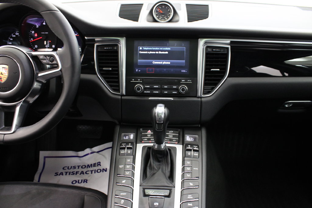 Used 2018 Porsche Macan AWD/4WD image 30