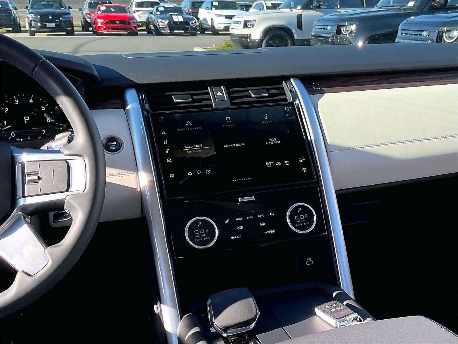 Used 2025 Land Rover Discovery S AWD/4WD image 9