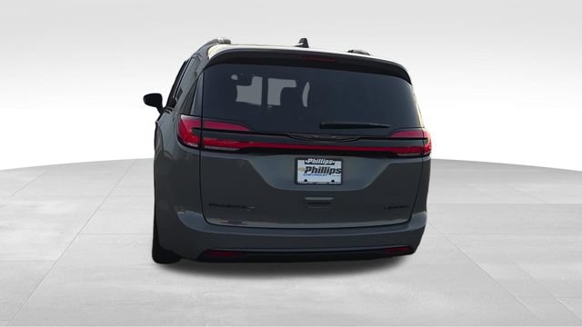 Used 2025 Chrysler Pacifica Limited FWD image 11