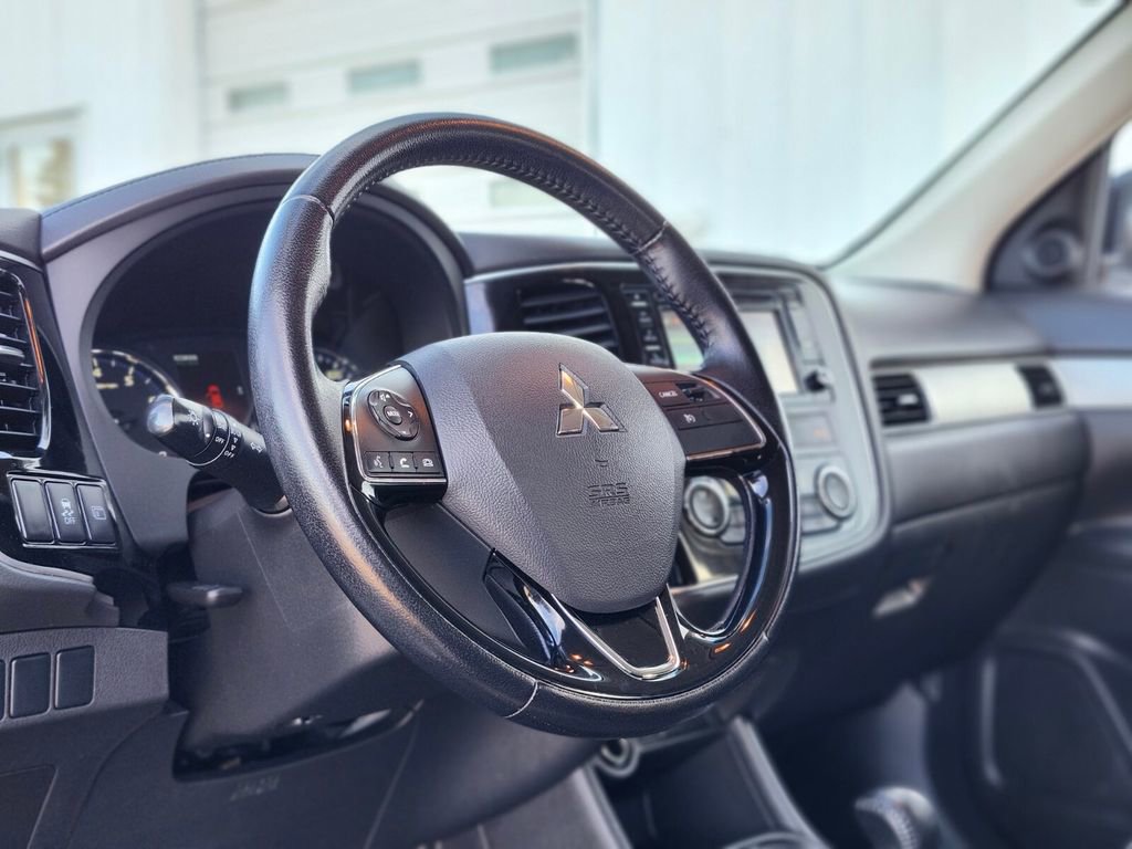 Used 2016 Mitsubishi Outlander AWD image 17