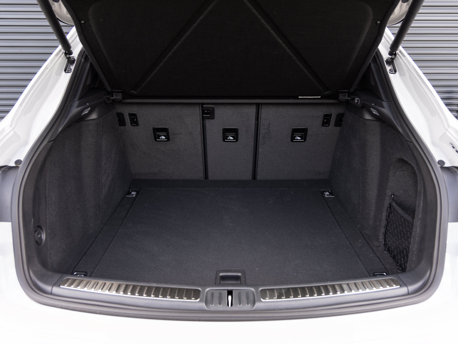 Used 2025 Porsche Macan AWD/4WD image 28