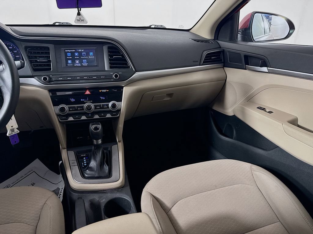 Used 2020 Hyundai Elantra SE w/ Winter Weather Package image 26