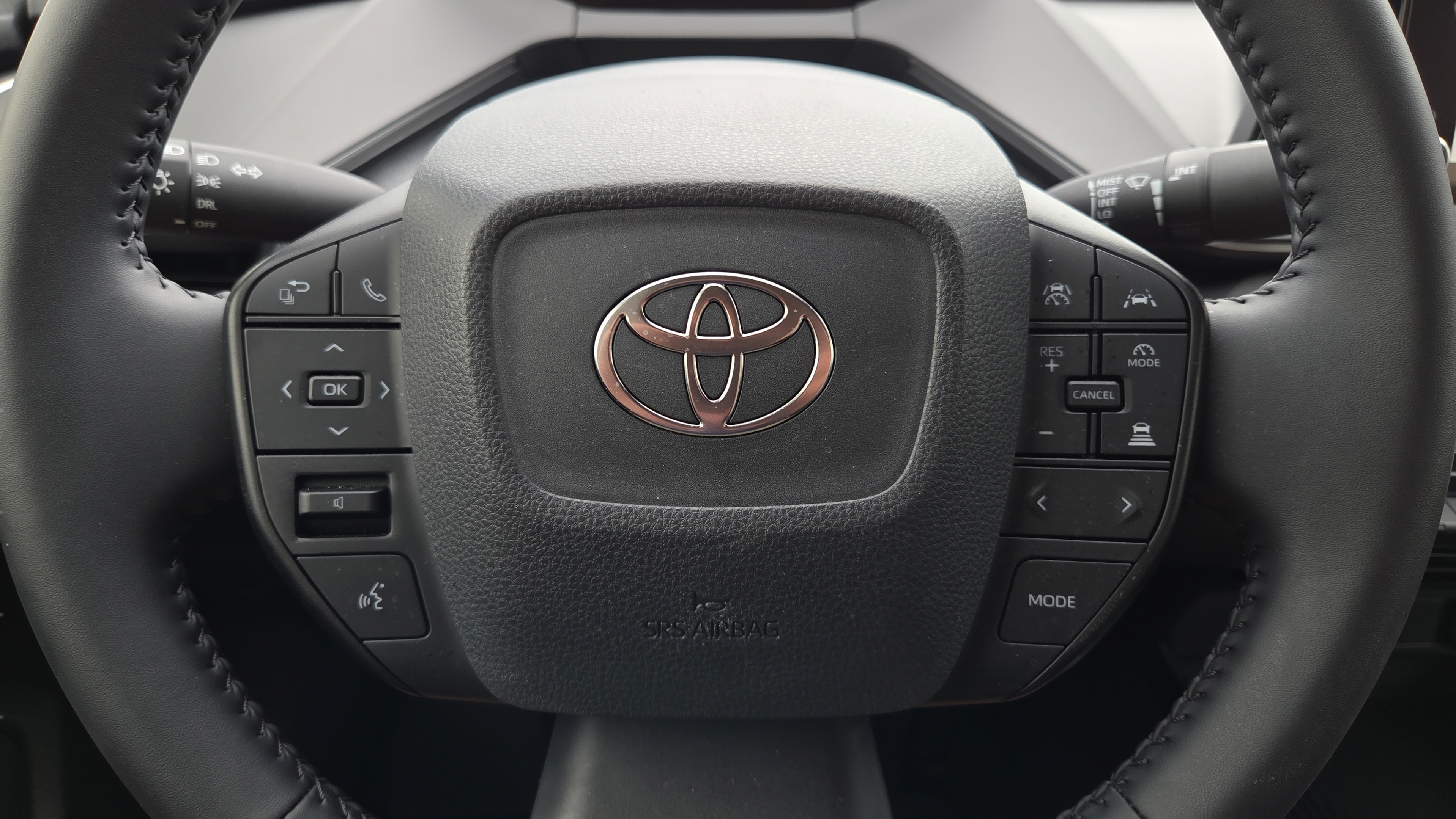 Certified 2025 Toyota Prius LE FWD image 28