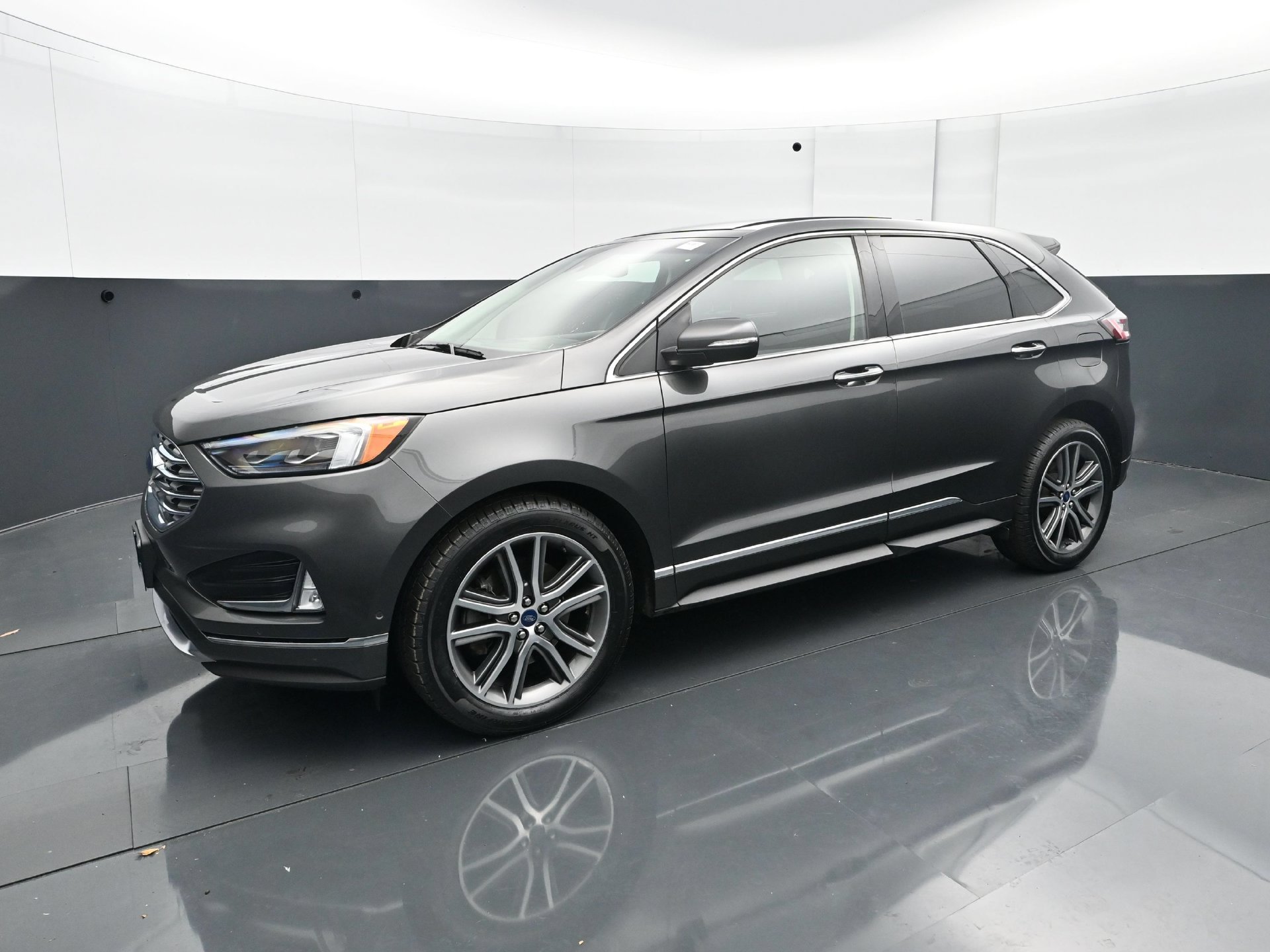 Used 2019 Ford Edge Titanium w/ Equipment Group 301A AWD/4WD image 2