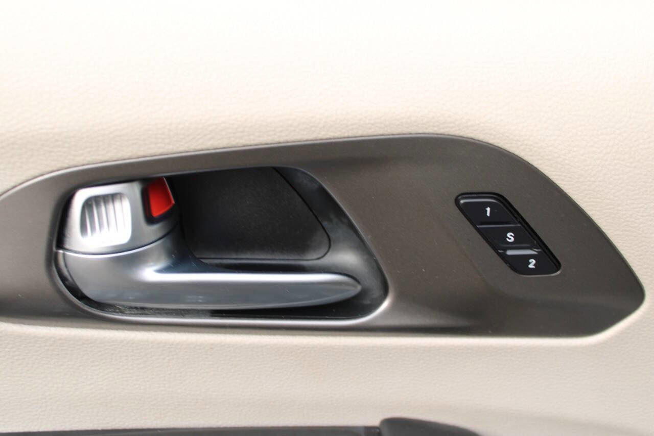 Used 2021 Chrysler Pacifica Touring-L FWD image 22