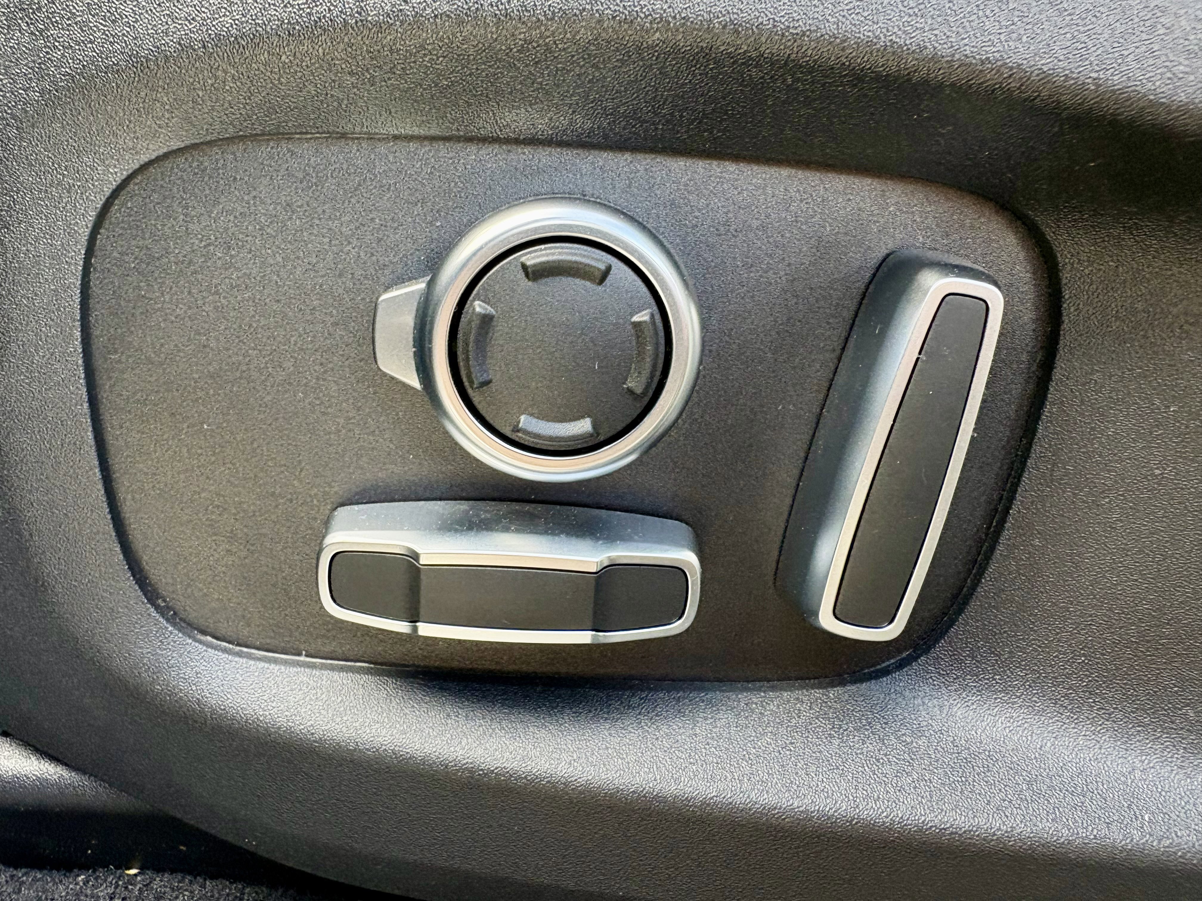 Used 2022 Jaguar F-PACE SVR image 11