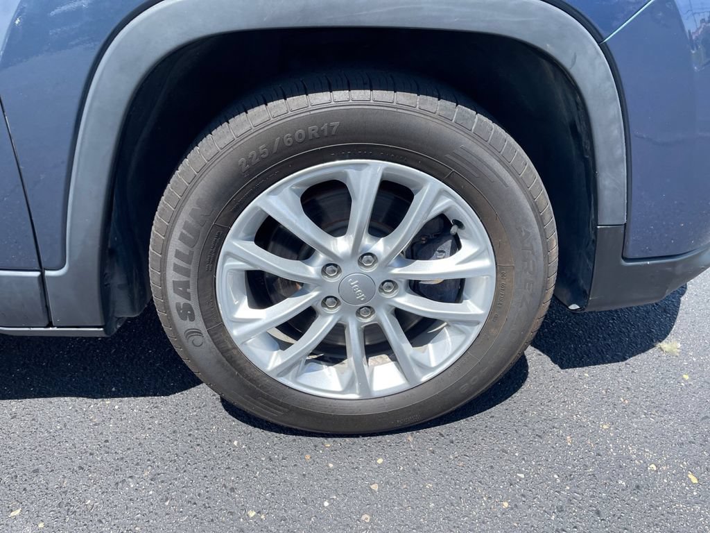 Used 2019 Jeep Cherokee Latitude w/ Popular Appearance Group FWD image 9
