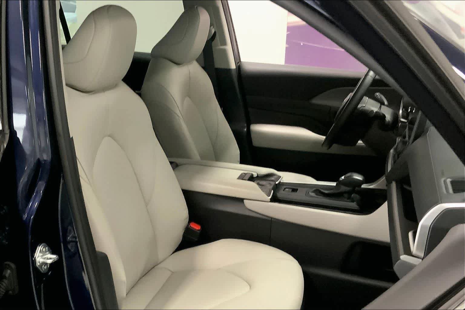 Used 2025 Toyota Grand Highlander AWD image 11