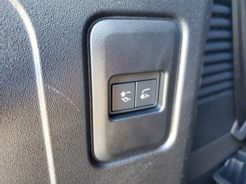Used 2025 Land Rover Defender 130 X-Dynamic SE AWD/4WD image 35