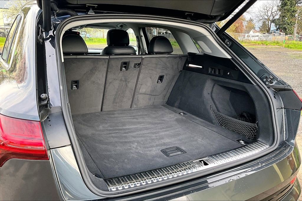 Used 2019 Audi e-tron Prestige w/ Prestige Package AWD/4WD image 36