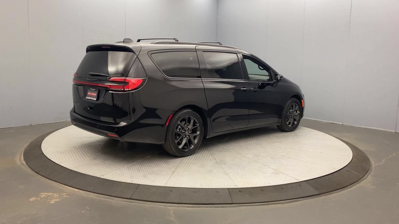 Used 2025 Chrysler Pacifica Limited FWD image 5