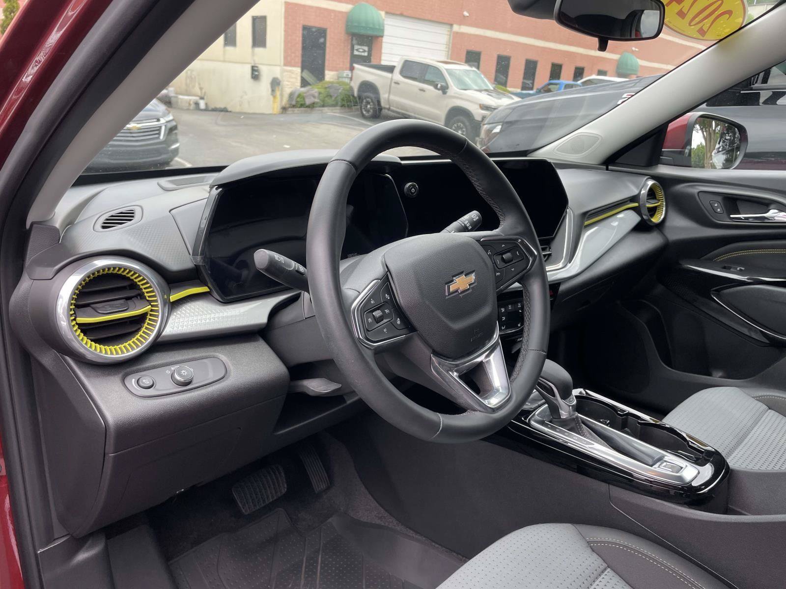 Used 2024 Chevrolet Trax LT w/ Driver Confidence Package FWD image 5