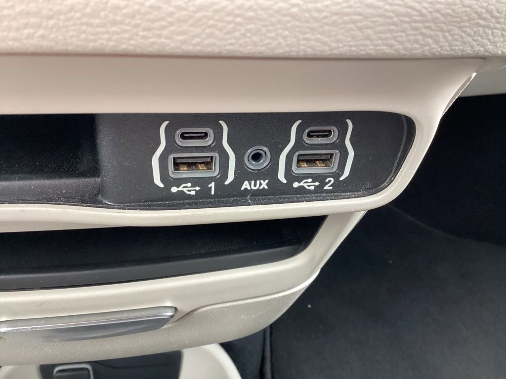 Used 2023 Chrysler Pacifica Touring-L image 24