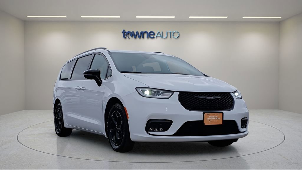 Used 2024 Chrysler Pacifica Premium image 7