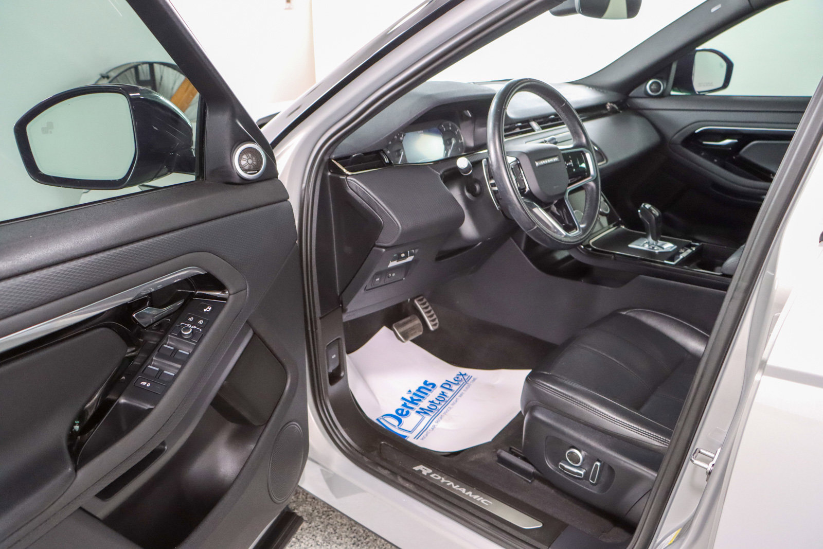 Used 2022 Land Rover Range Rover Evoque R-Dynamic S image 3